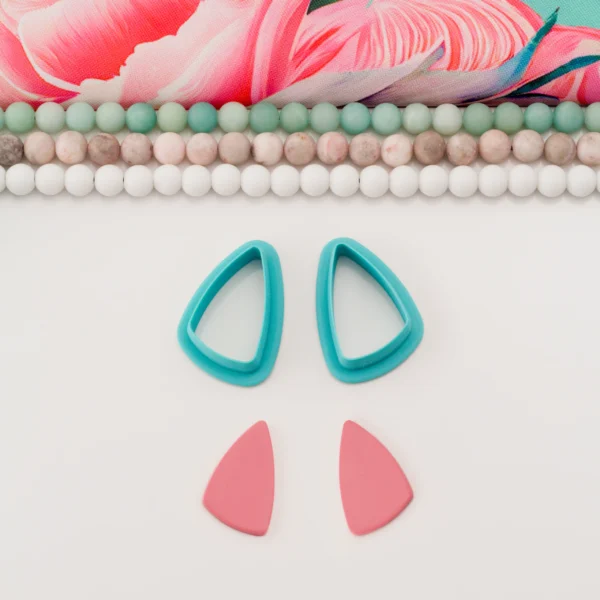 Mirrored Solid Asymmetric Triangle with Rounded Corners & Curved Walls M
