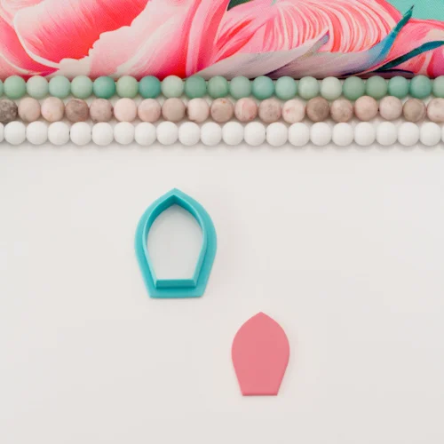 Solid Pointy Arch with Small Base M