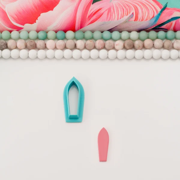 Solid Pointy Arch with Small Base S